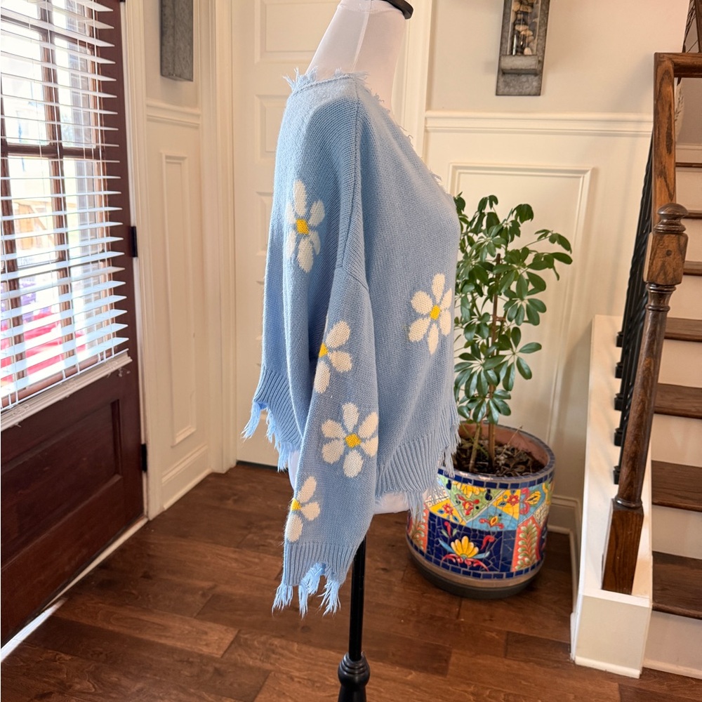 Just Polly NWOT Blue Daisy Print Destructed Oversized Sweater - Picture 4 of 5
